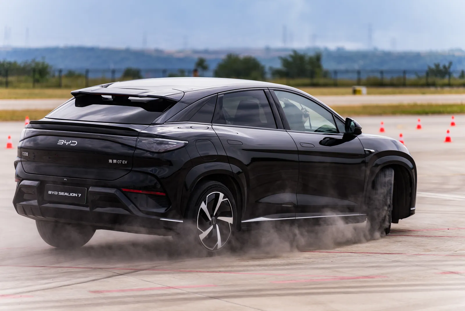 BYD Sealion 7 Review: Flagship SUV Price, Range, Euro NCAP - Image 5