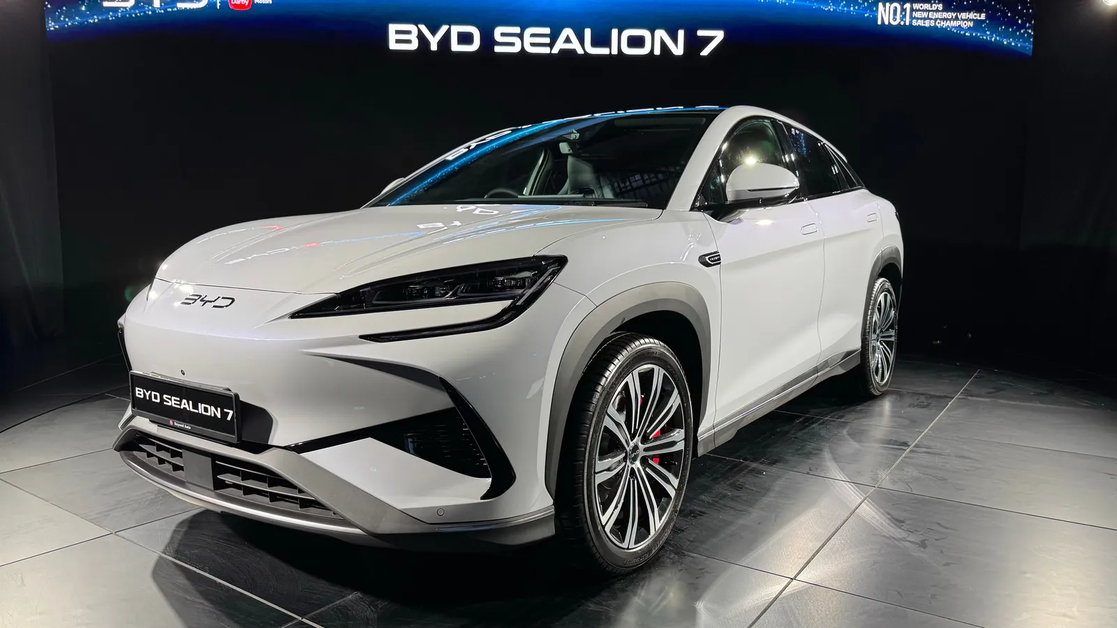 BYD Sealion 7 Review: Flagship SUV Price, Range, Euro NCAP - Image 8