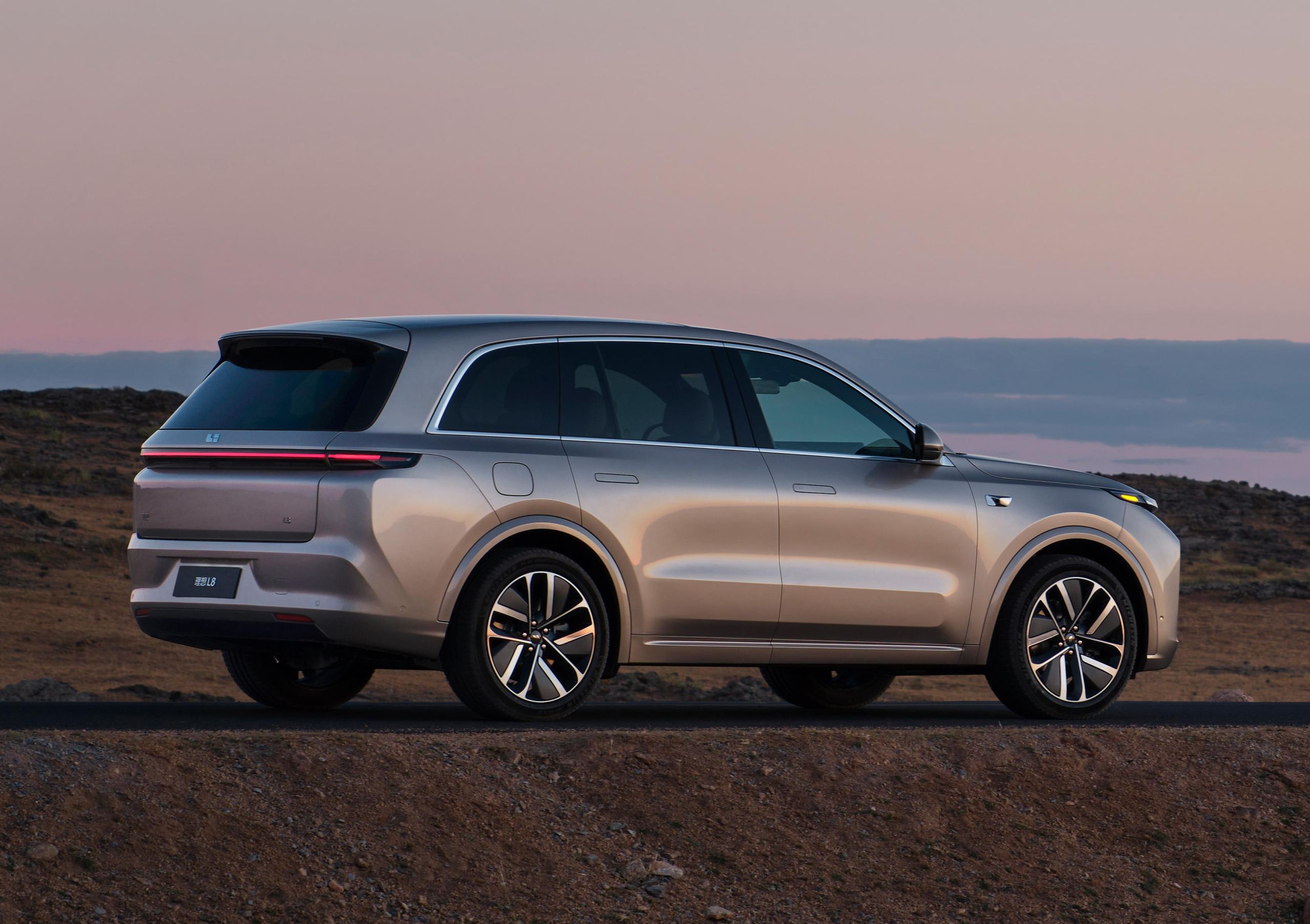 Li Auto L8 & L7: EREV Family SUVs Guide 2026 - Image 2