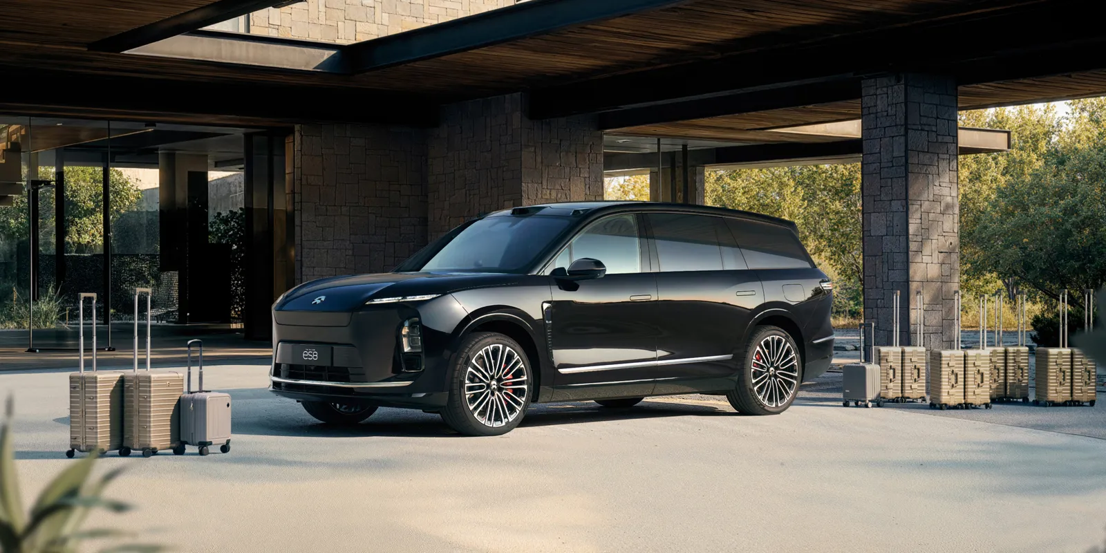 NIO ES8 Complete Guide: Flagship 6-Seat SUV, Battery Swap - Image 2