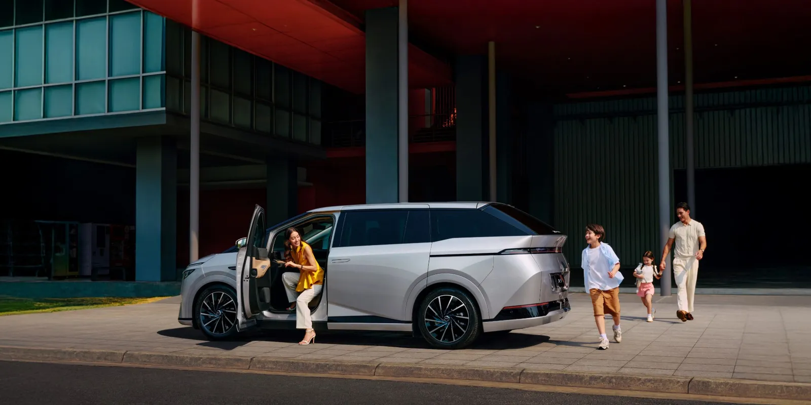 XPeng X9: Premium MPV with Rear Steering - Image 2