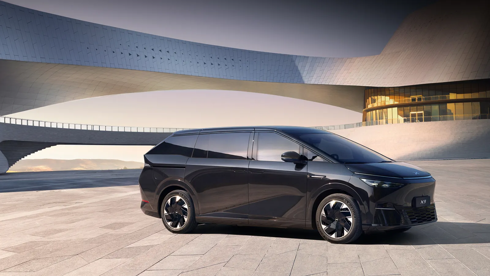 XPeng X9: Premium MPV with Rear Steering - Image 4