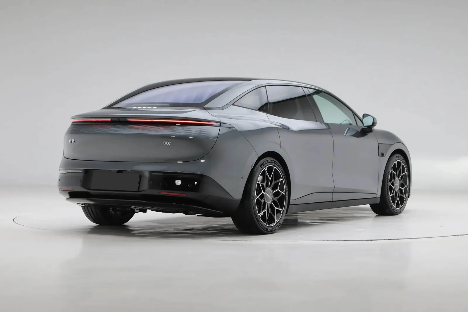 Zeekr 007 GT: 2.84s Sedan, 35.5-Inch HUD — Review - Image 2